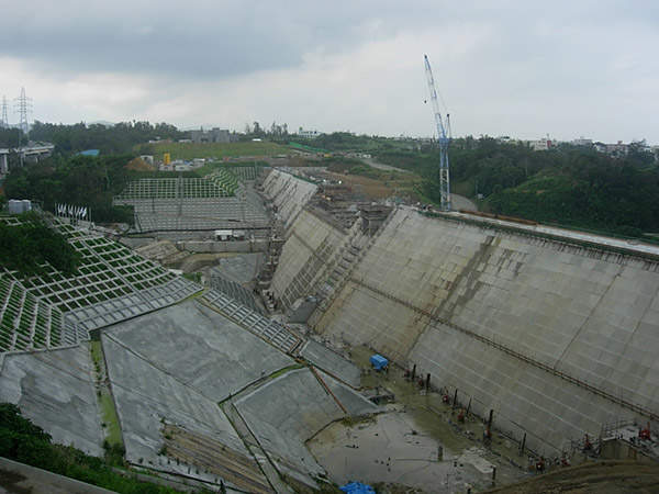 Construction at the Okukubi Dam, which started in 2009. Image courtesy of NortyNort.