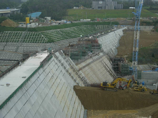 The downstream portion of Japan's Okukubi Dam. Image courtesy of NortyNort.