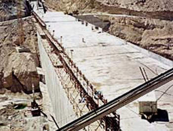 The 12m-wide crest of the Tannur Dam. (image courtesy of Mott McDonald)